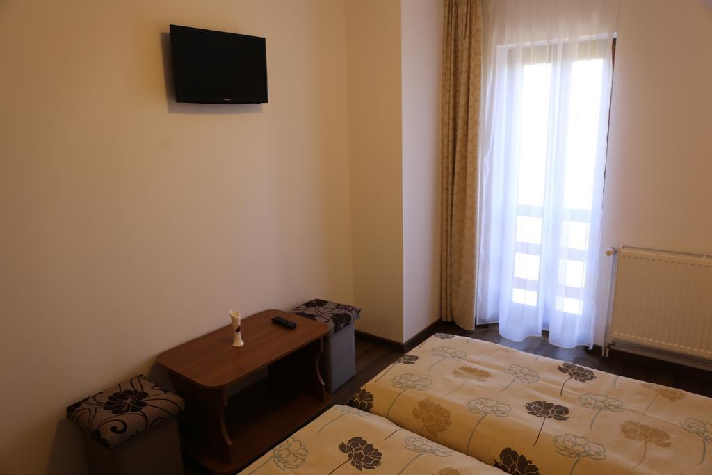 Hotel Ezuestfenyo Agroturisztikai Panzio Borzont Esterno foto