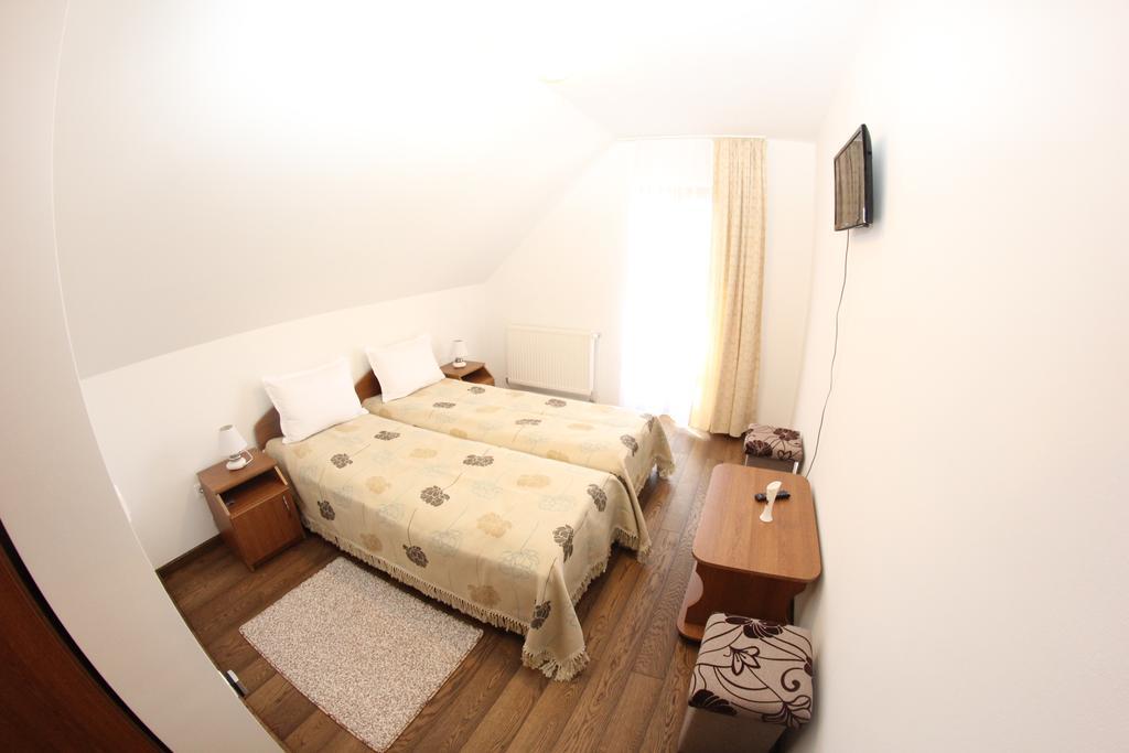 Hotel Ezuestfenyo Agroturisztikai Panzio Borzont Esterno foto
