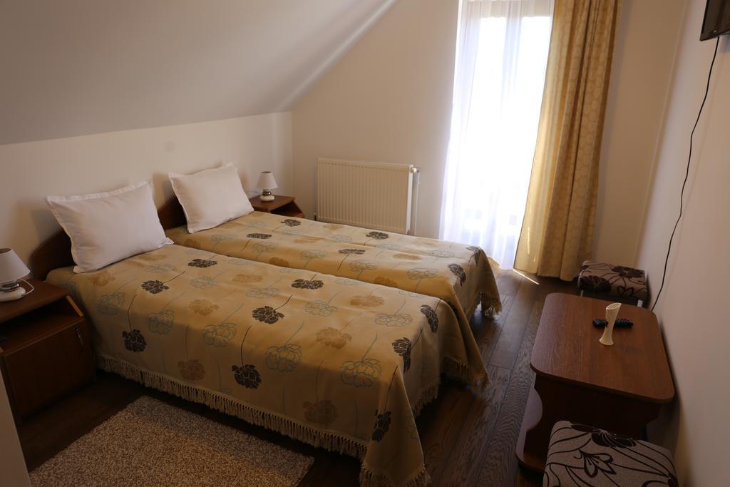 Hotel Ezuestfenyo Agroturisztikai Panzio Borzont Esterno foto