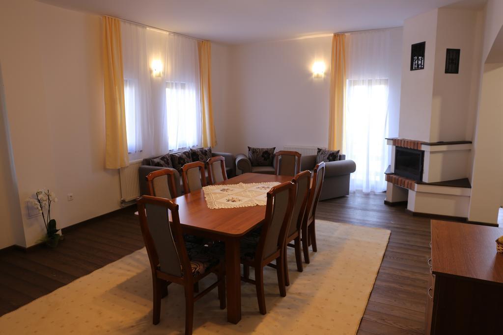 Hotel Ezuestfenyo Agroturisztikai Panzio Borzont Esterno foto