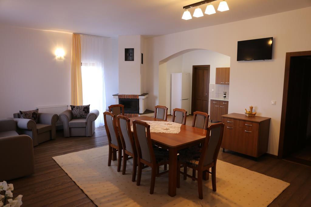 Hotel Ezuestfenyo Agroturisztikai Panzio Borzont Esterno foto