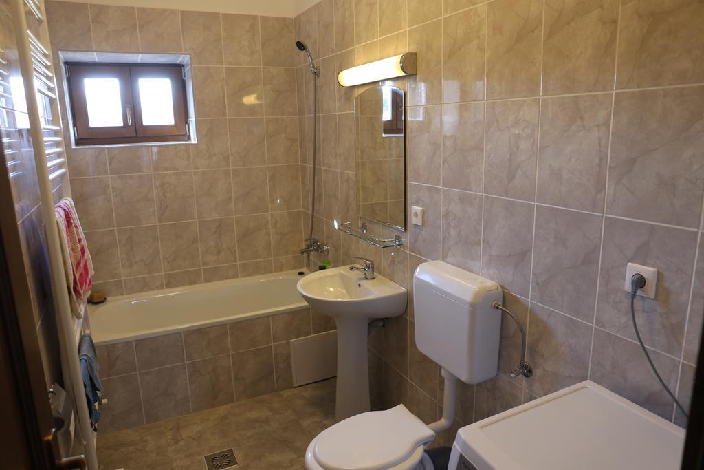 Hotel Ezuestfenyo Agroturisztikai Panzio Borzont Esterno foto