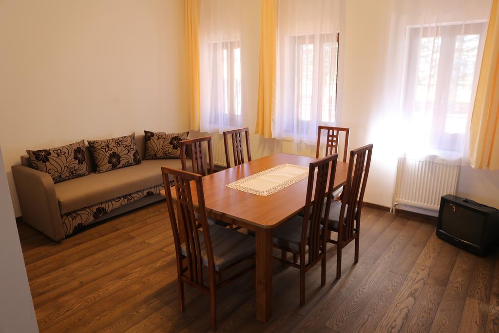 Hotel Ezuestfenyo Agroturisztikai Panzio Borzont Esterno foto
